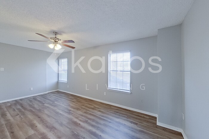 Building Photo - 832 Courtenay Pl