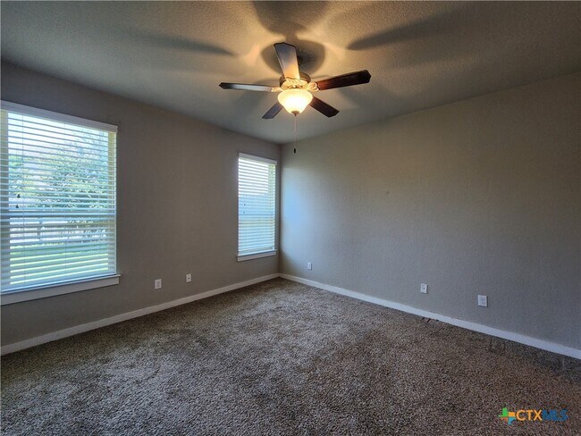 Building Photo - 526 Creekside Frst
