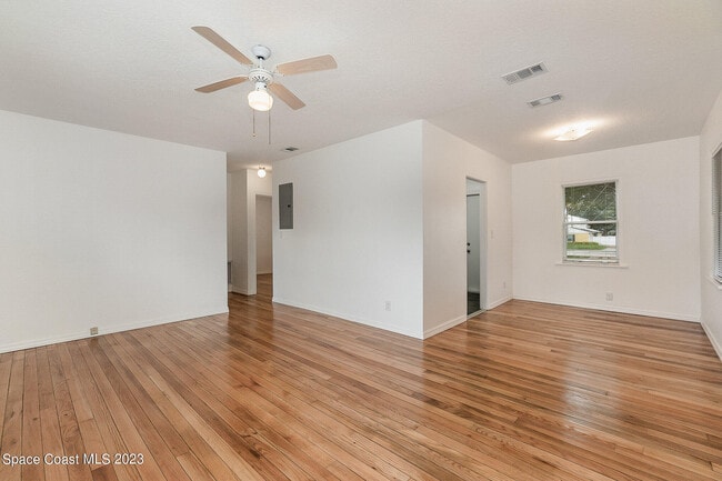 Building Photo - 533 E Lincoln Ave