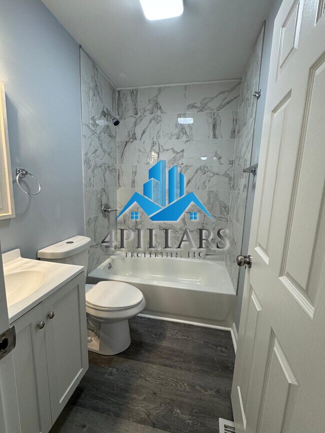 Building Photo - 3904 Deodar St