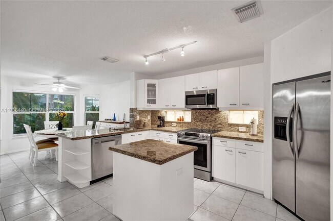 Building Photo - 1046 Satinleaf St