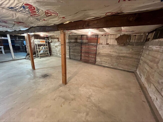 Building Photo - Charming home in Edison District