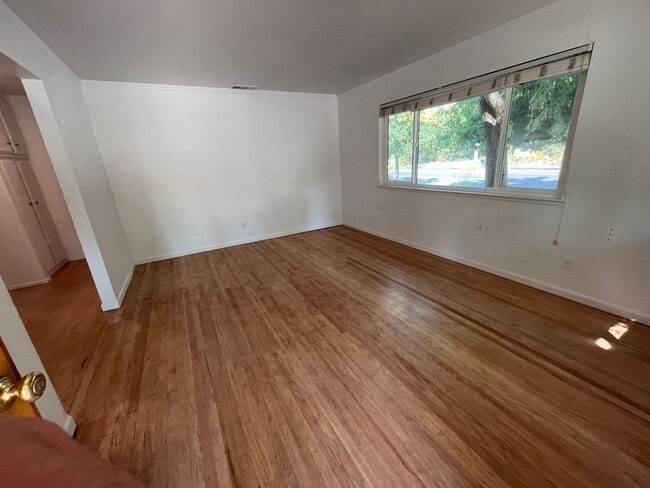Building Photo - Fall Rental: Charming 2-bedroom, 1-bathroom duplex near UC Davis featuring central heating and ai...