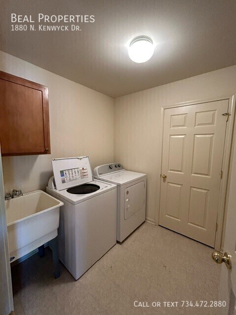 Building Photo - 1880 N Kenwyck Dr