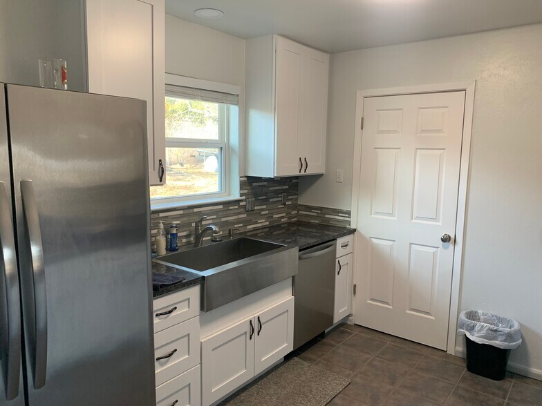 Building Photo - 2008 Rockview Dr