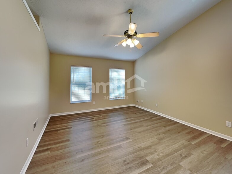 Building Photo - 725 Kent Cir