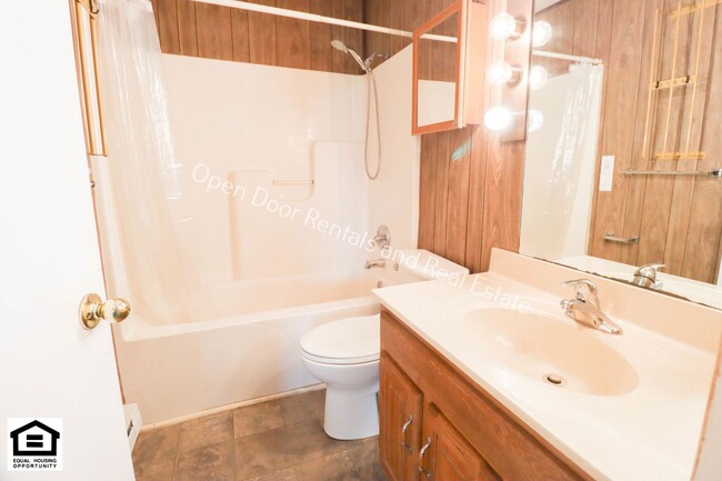 Building Photo - Now available 2 bedroom unit!