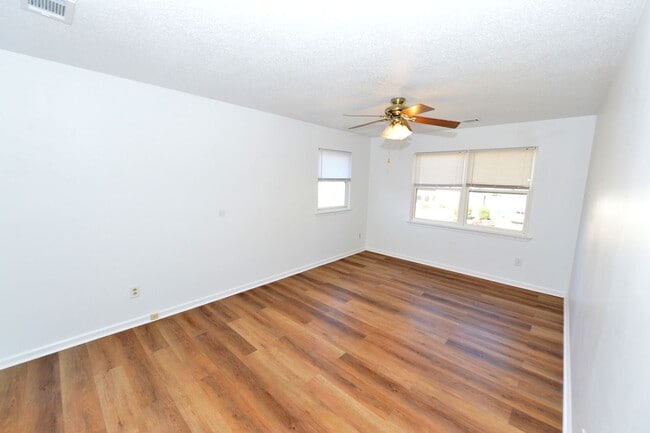 Building Photo - 6 Bedrooms-Little Neck Area