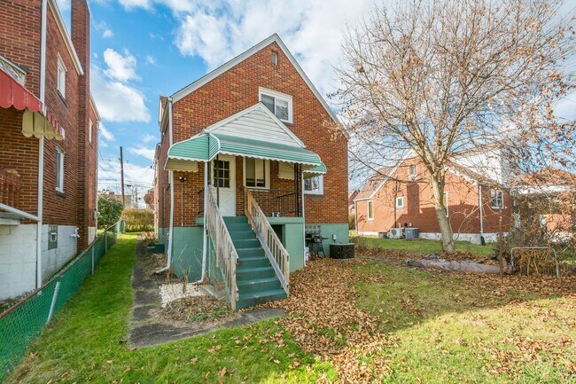 Building Photo - SCORE 50% OFF 1ST MONTH'S RENT IF SIGNED BY APRIL 3! Amazing 2 bedroom home in Clairton available...