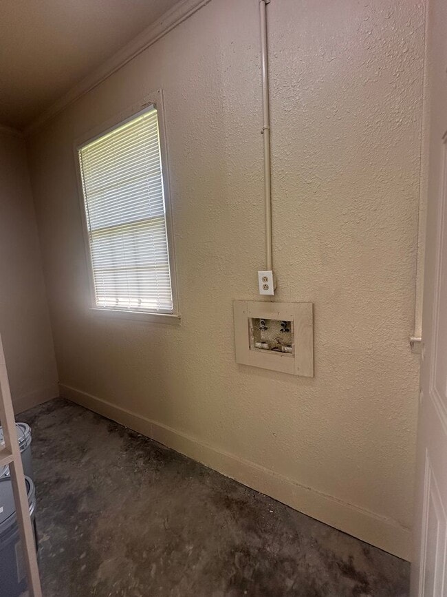 Building Photo - 4 Bed/2 Bath House