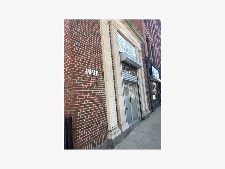 Building Photo - 1098 Main St