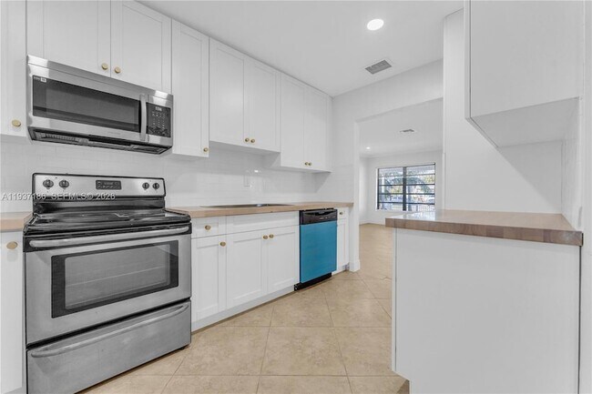 Building Photo - 5208 NE 5th Ave