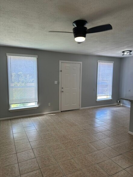 Nice natural light - 705 Edgar St