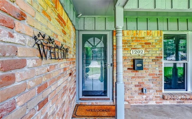 Building Photo - Very attractive home on large corner lot.