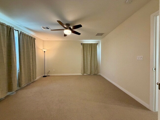 Building Photo - GORGEOUS 4 BED 3 BATH 2 CAR GARAGE SINGLE FAMILY HOME W/ LOFT, VAULTED ENTRYWAY, BACKYARD, AND BE...