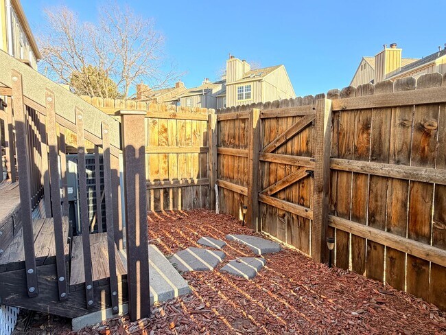 Building Photo - Updated Townhome in Centennial