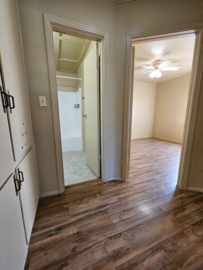 Building Photo - (2) Bed/(1) Bath w/ (2) Living Areas + Uti...