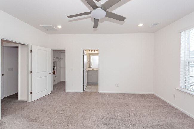 Building Photo - 4 Bedroom, 3.5 Bathroom Townhome in Foxbank Plantation - Moncks Corner