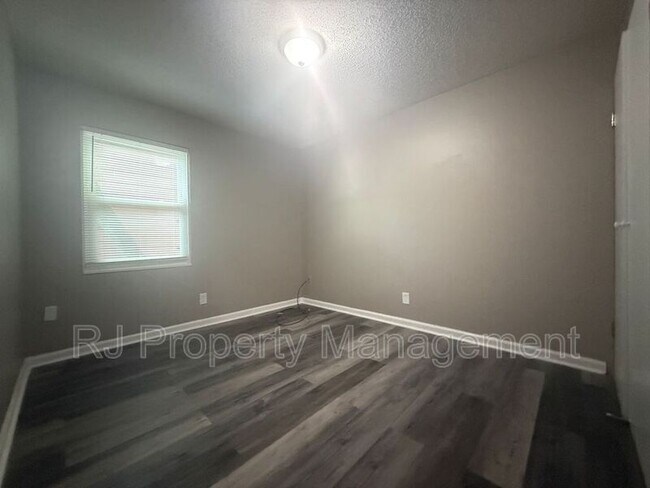 Building Photo - 3981 Maynard Dr
