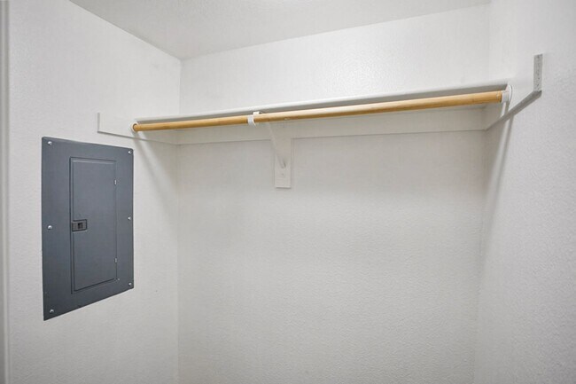 Building Photo - 1 Bed, 1 Bath In Highly Desirable Guard Gated Las Vegas Country Club