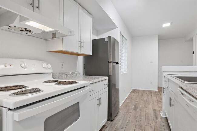 Building Photo - 6803 Woodhue Dr