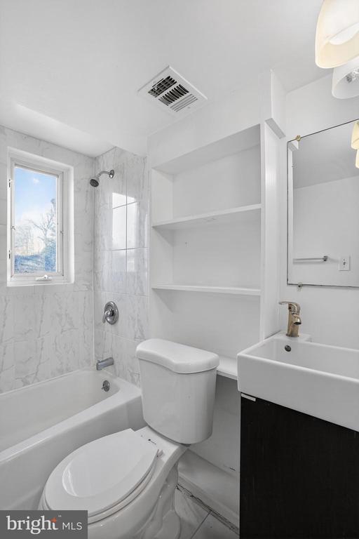 Building Photo - 5500 Ferndale St