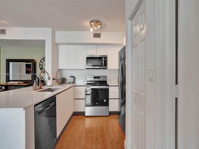Building Photo - 1155 Brickell Bay Dr