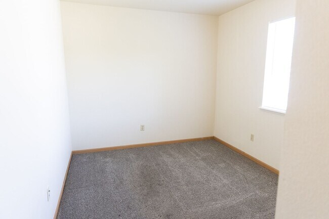 Building Photo - 3-Bedroom With Garage