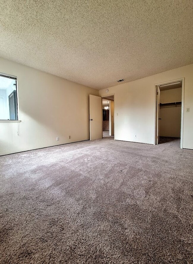 Building Photo - Spacious Second Floor 1bd Condo With Laundry In Unit, Pool, Balcony, & Carport!