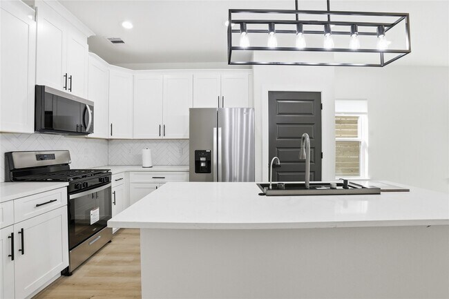 Building Photo - 712 Delano St