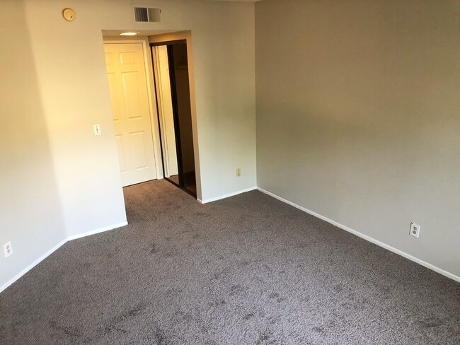 Building Photo - 2 bedroom 2 bathrooms Available NOW