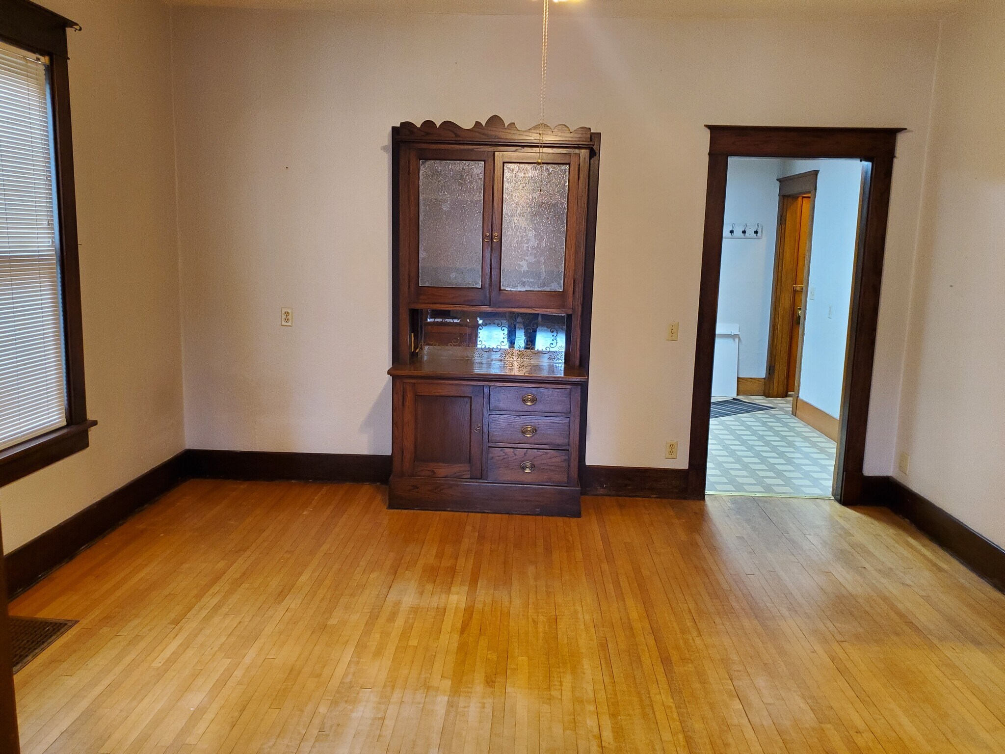 Building Photo - 502 E 1st St S