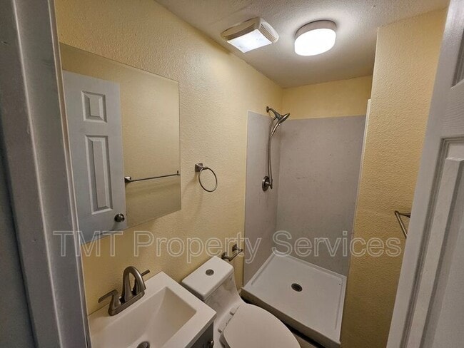 Building Photo - 1647 E 6th St