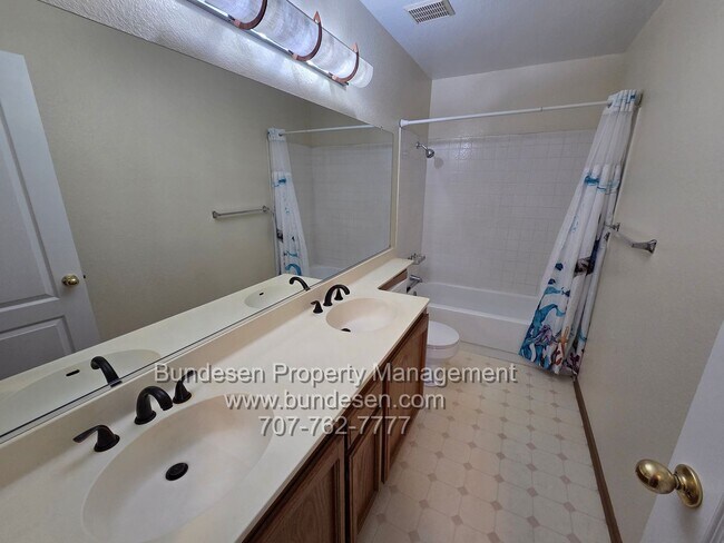 Building Photo - Spacious 4bd/2.5ba in "M" section of Rohnert Park