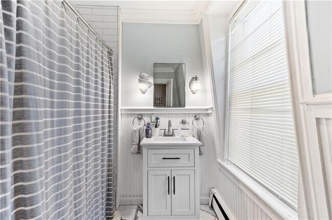 Building Photo - 563 Putnam Pike