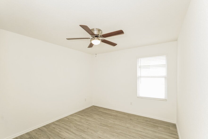 Building Photo - 2441 Double Oak Dr