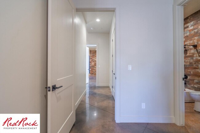 Building Photo - 4 Bedroom Luxury Home Near Sand Hollow