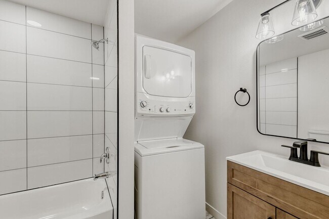 Building Photo - 946 Pratt St