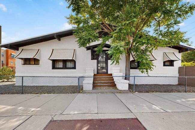 Building Photo - Downtown BUNGALOW 2 Bedroom 1 Bath