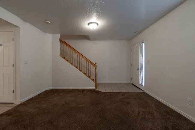 Building Photo - Hidden Valley Townhome For Rent!