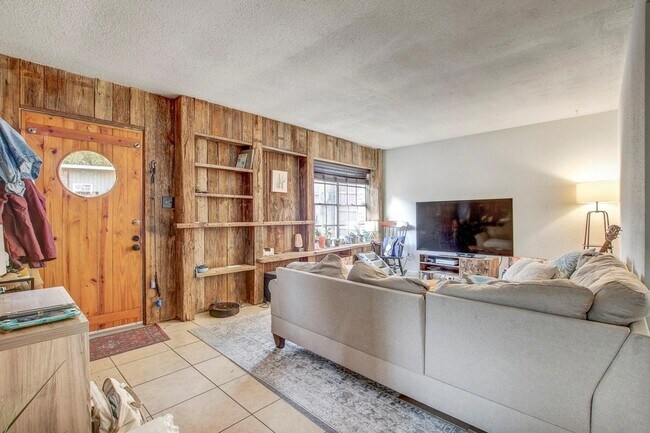 Building Photo - 3317 S Oak Dr