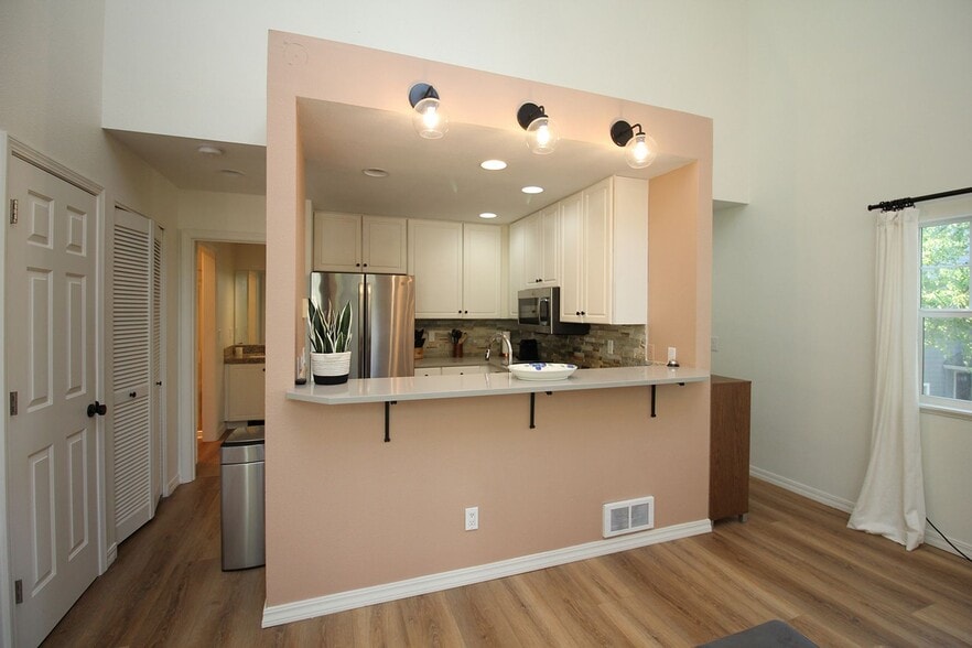 Building Photo - 9711 NW Miller Hill Dr