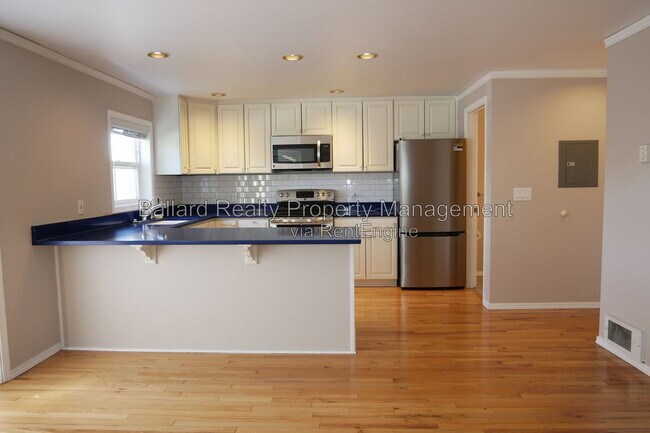 Building Photo - 3216 14th Ave W