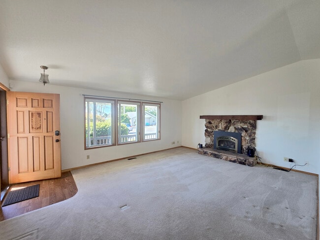 Building Photo - 164 N Harbor St