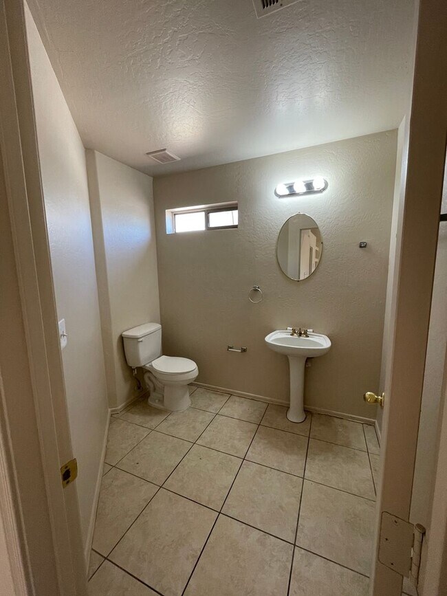 Building Photo - 3 Bedroom - 2 story corner lot - Glendale ...