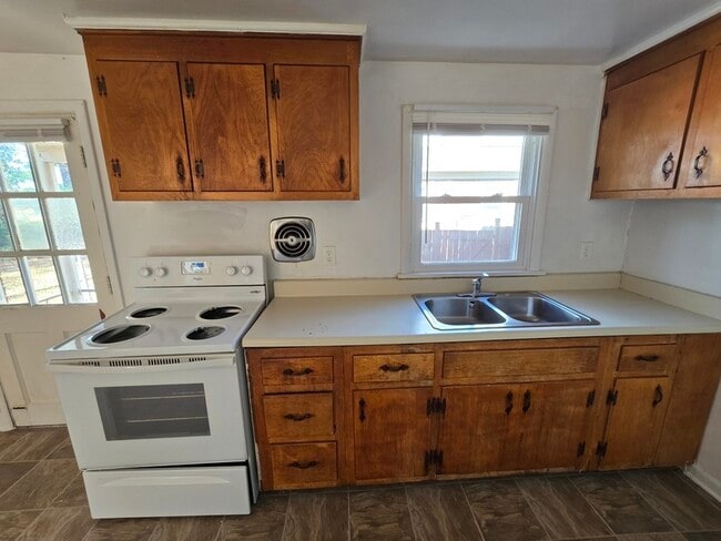 Building Photo - 2604 Wayside Dr