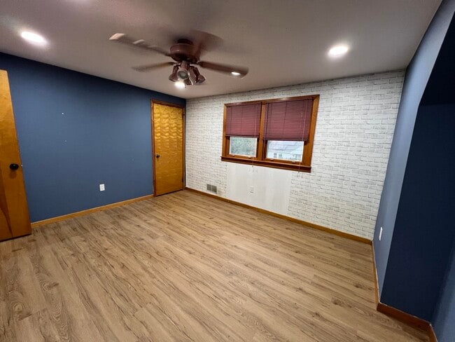 Building Photo - 18 Birk St