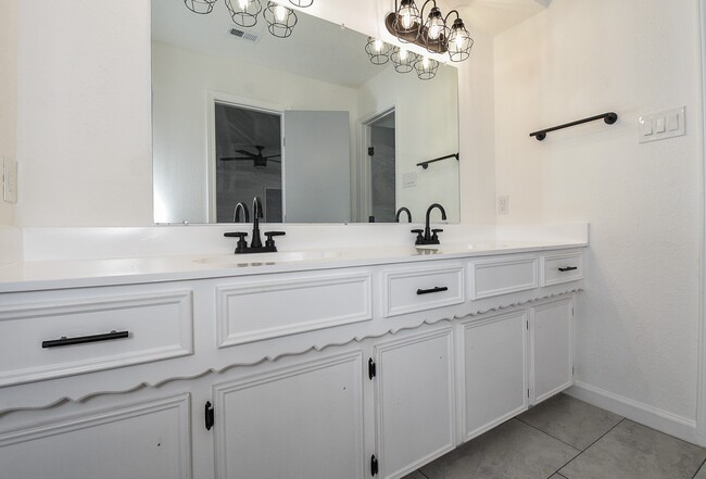 Building Photo - 15814 Winding Moss Dr