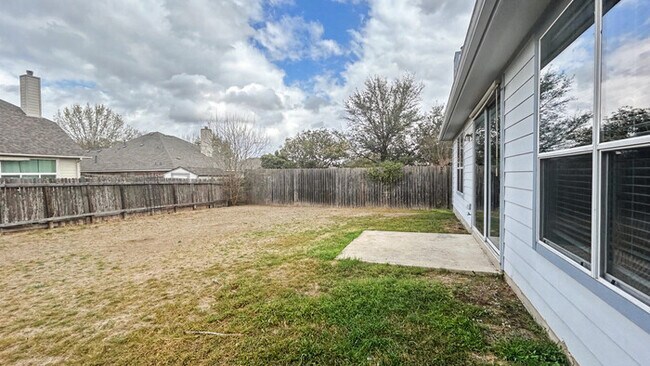 Building Photo - 3 Bed, 2 Bath Home with Garage & Fenced Yard / Pet-Friendly / Available now!