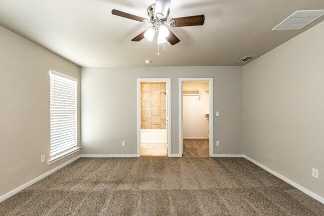 Building Photo - Newer 3/2/2 Home in Bell Farms!